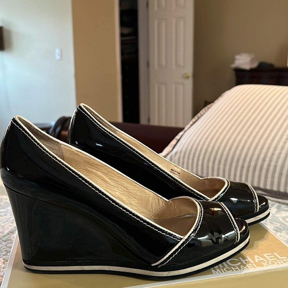 Micheal Kors wedge Olive Open Toe size 7.5 women’s shoe Patent Leather- EUC